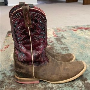 Beautiful leather Ariat cowgirl boots
